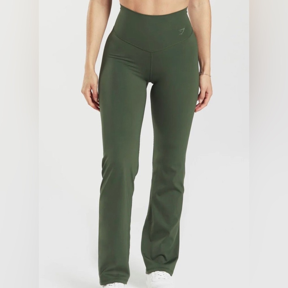 GYMSHARK “elevate" flare leggings.